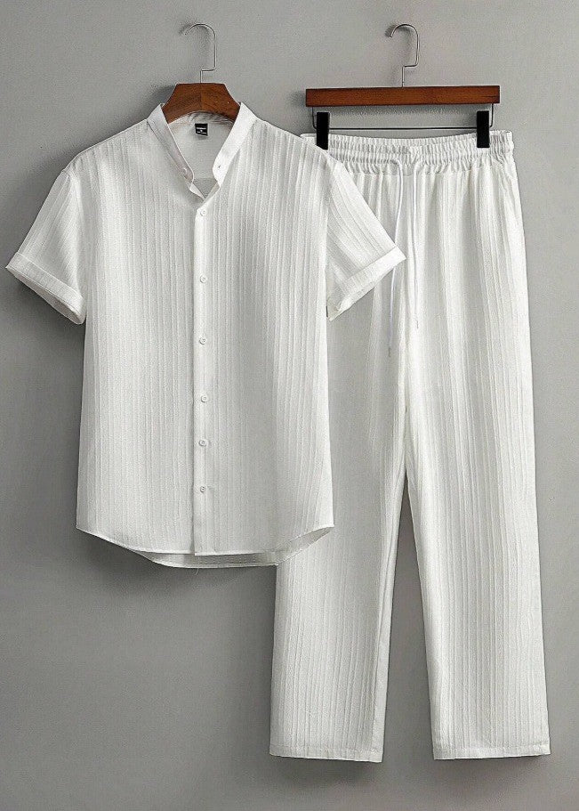 Set de 2 piezas para hombre de camisa de manga corta de unicolor con textura y pantalones rectos de cintura con cordón.