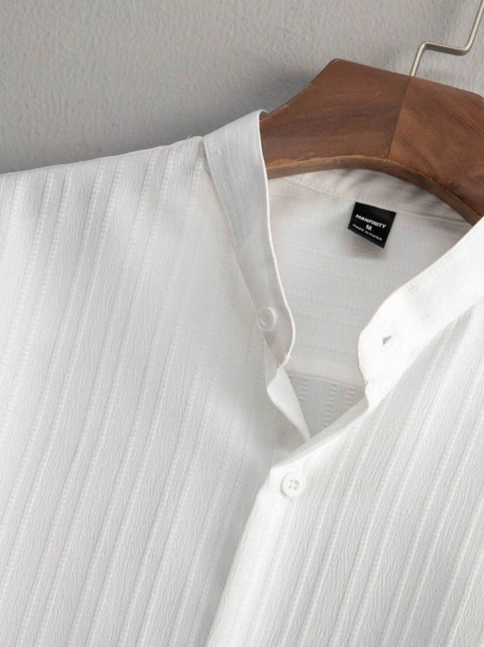 Set de 2 piezas para hombre de camisa de manga corta de unicolor con textura y pantalones rectos de cintura con cordón.