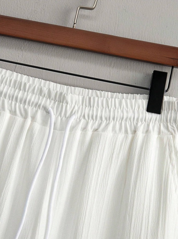 Set de 2 piezas para hombre de camisa de manga corta de unicolor con textura y pantalones rectos de cintura con cordón.